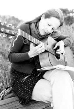 Sarah Benz spielt auf Gitarre im Wald
