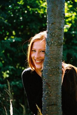 Sarah Benz hinter einem Baum