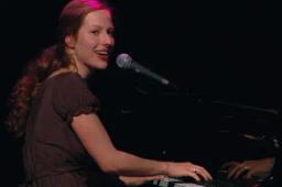 Sarah Benz singt am Klavier