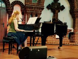 Sarah Benz beim Konzert am Klavier